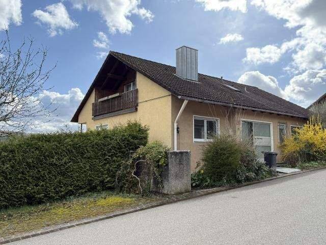 Freistehendes Wohnhaus mit 3 Garagen in ruhiger Wohnlage von Insingen, 91610 Insingen