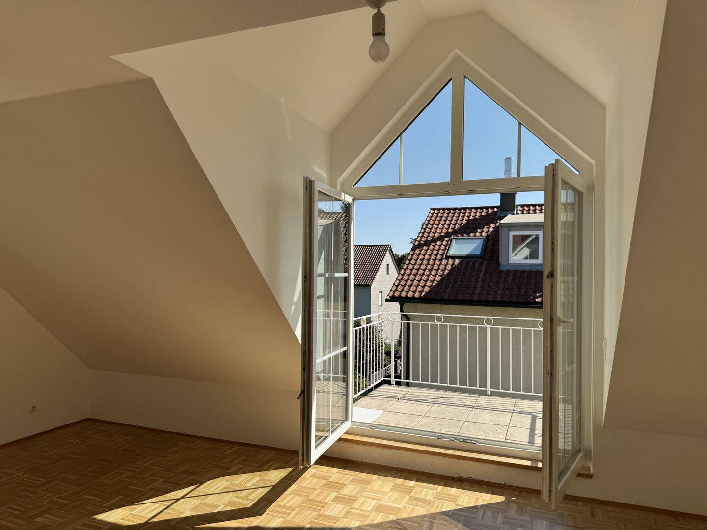 Herrliche Dachgeschosswohnung mit Balkon – sofort bezugsfrei!, 85368 Moosburg a.d. Isar