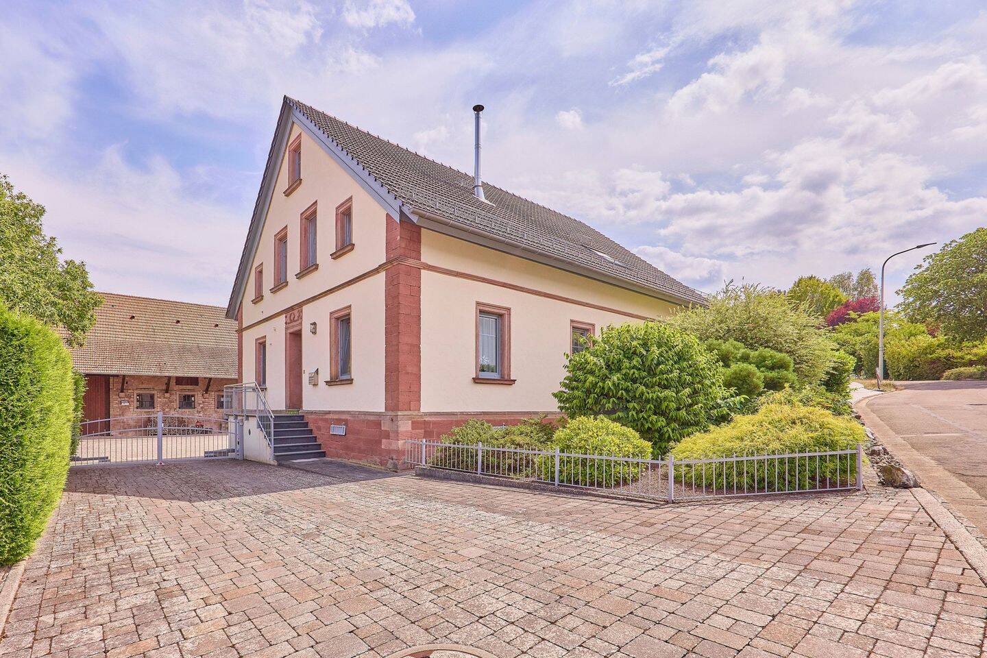 7 Hektar großes Landhausanwesen mit umfangreichen Nebengebäuden und Pferdeboxen, 66879 Kottweiler-Schwanden