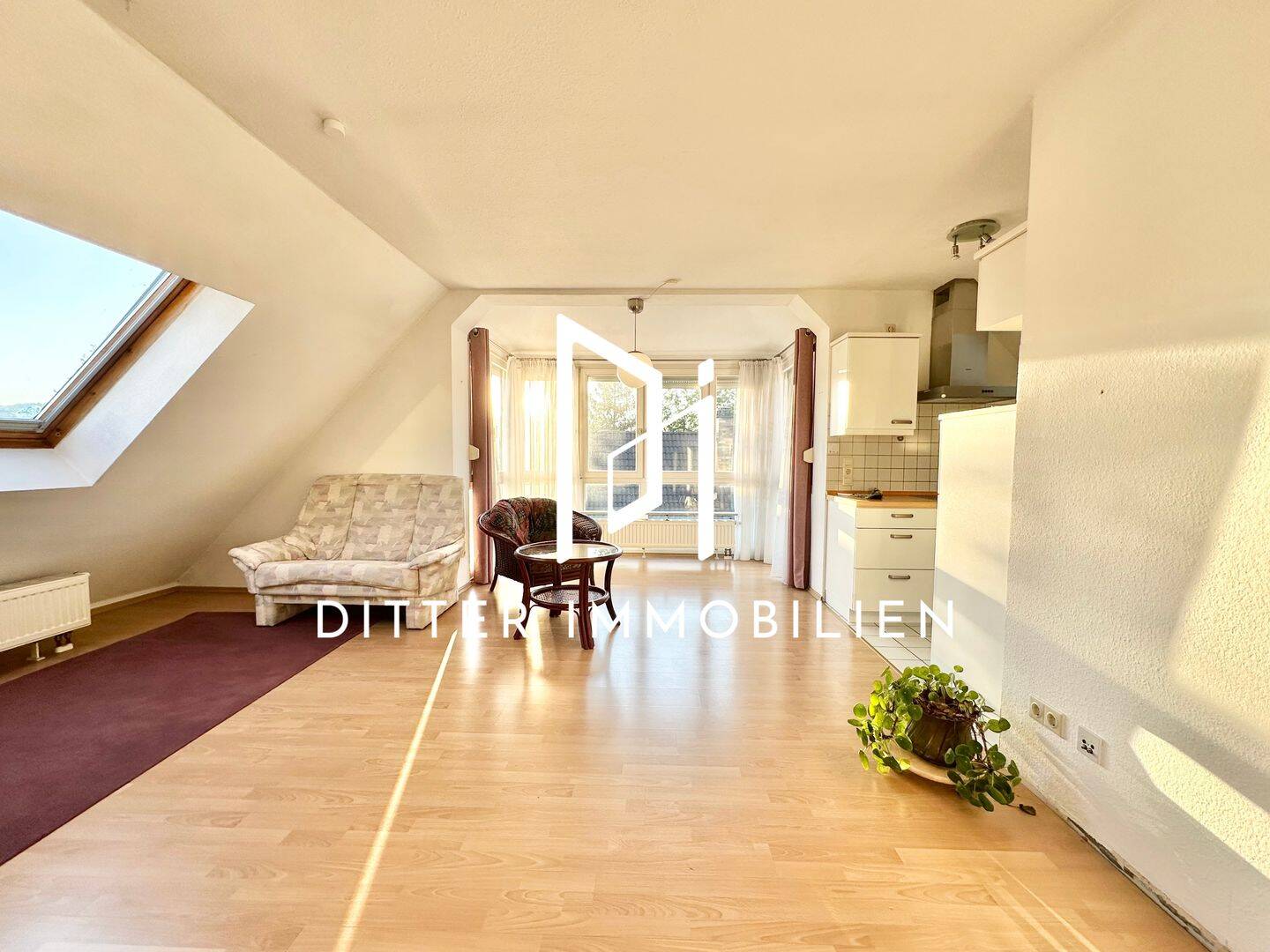 Lichtdurchflutete Dachgeschosswohnung mit Einbauküche, 97941 Tauberbischofsheim