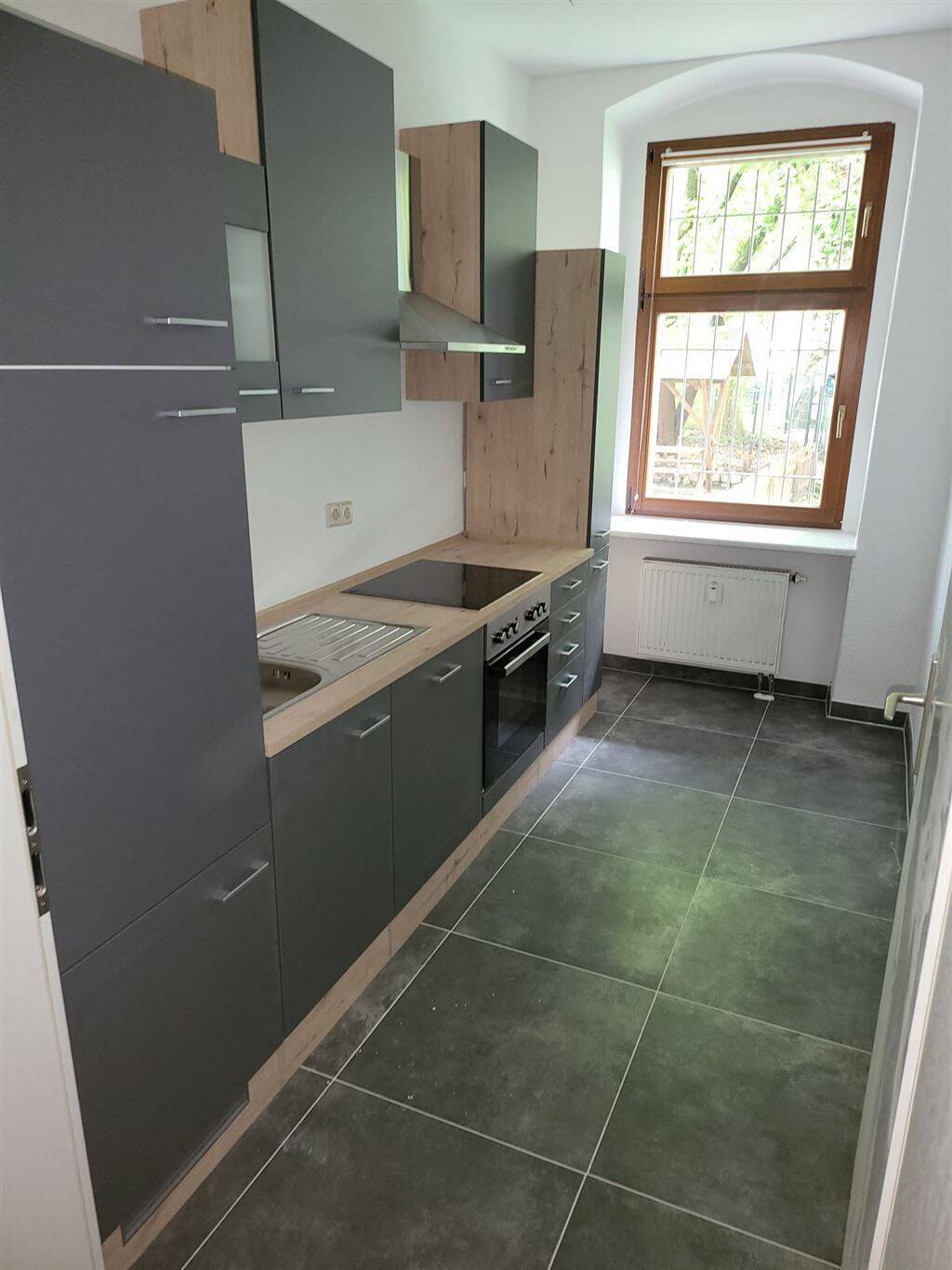 Großzügige und neu renovierte 2-Zimmer mit EBK & Laminat im Zentrum!, 9111 Chemnitz (Altchemnitz Schloßchemnitz Zentrum)