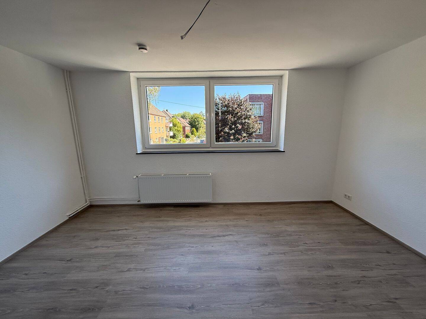 Kernsanierte 2,5-Zimmer-Single-Wohnung mit Balkon (1. OG), in Oberhausen Sterkrade, 46145 Oberhausen