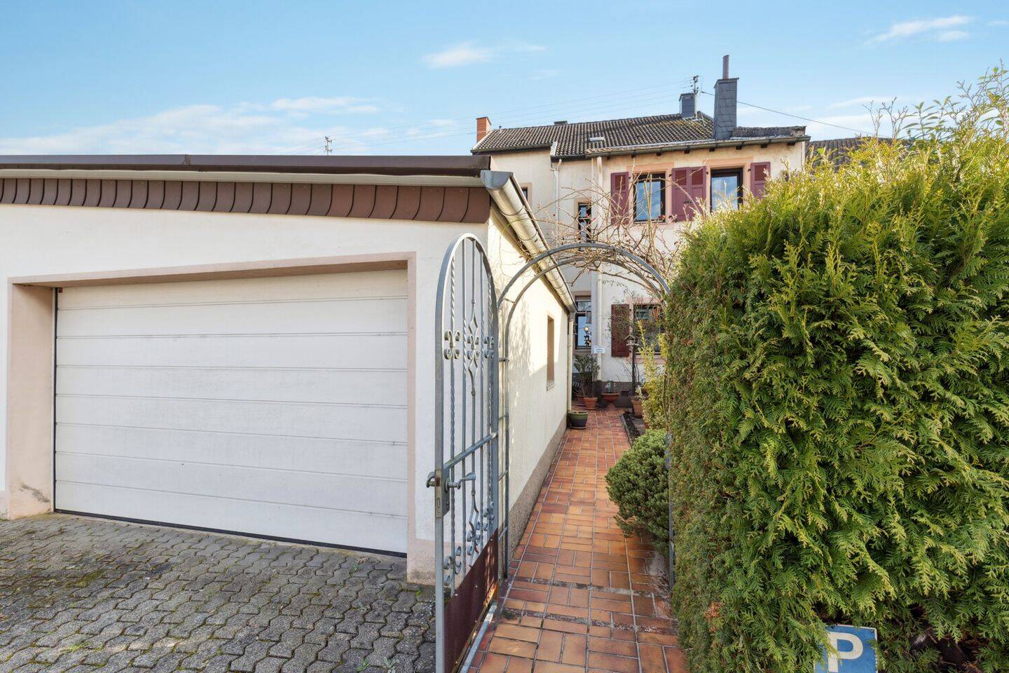 Stilvolles, großzügiges Mehrgenerationenhaus mit vielfältigen Möglichkeiten – 66740 Saarlouis – Bild 1 von 1