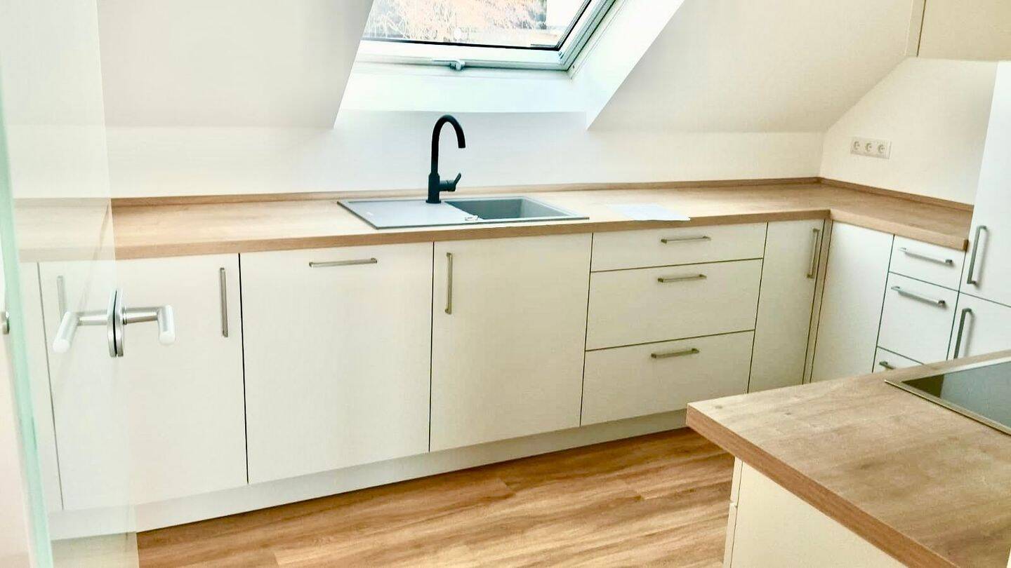 Traumwohnung – 2,5-Zimmer-DG, renoviert/ saniert, Einbauküche, Loggia, 36205 Sontra