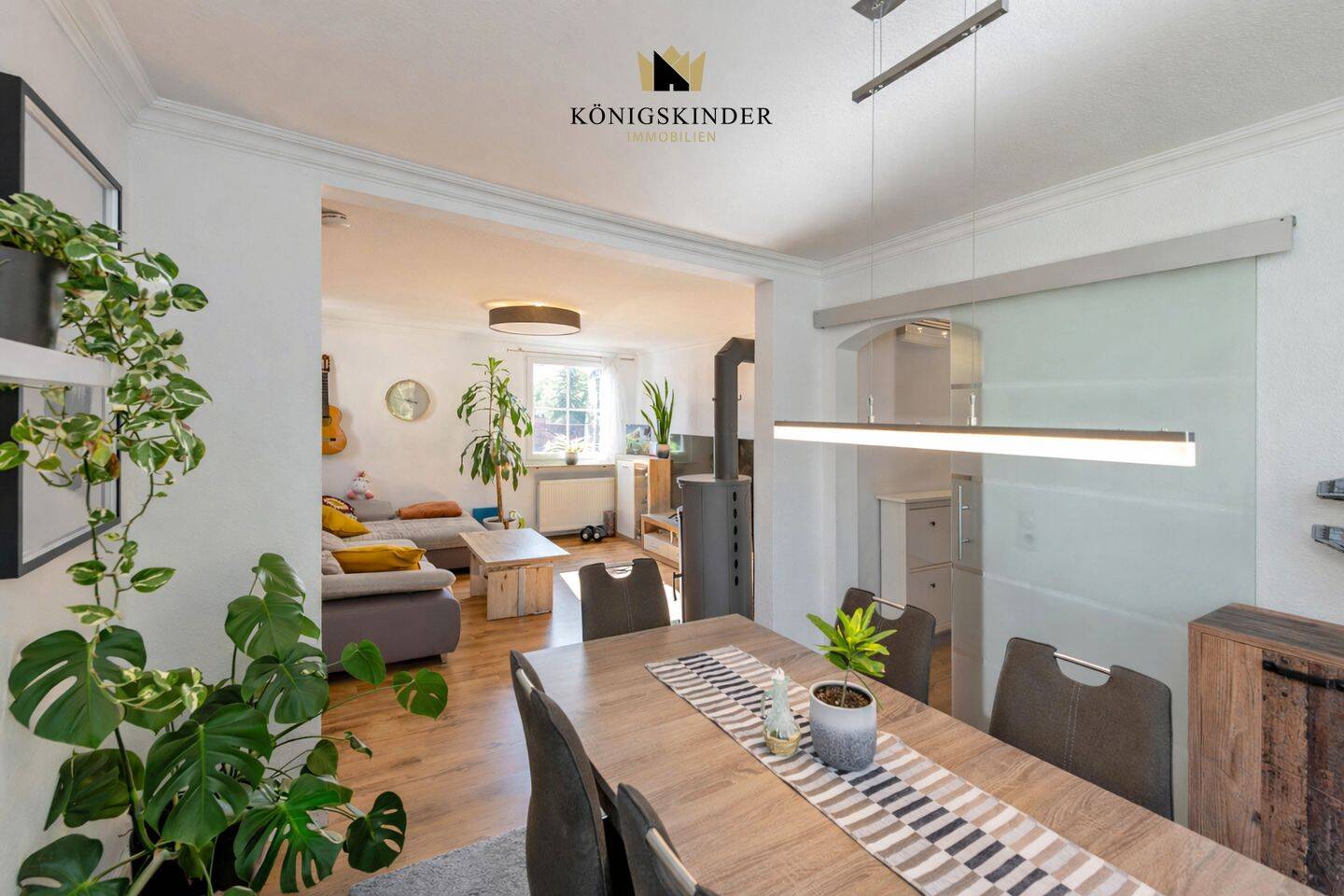 Sonnige 5 Zimmerwohnung auf 2 Etagen mit großem Balkon und Kamin, 70569 Stuttgart (Büsnau Kaltental Vaihingen)
