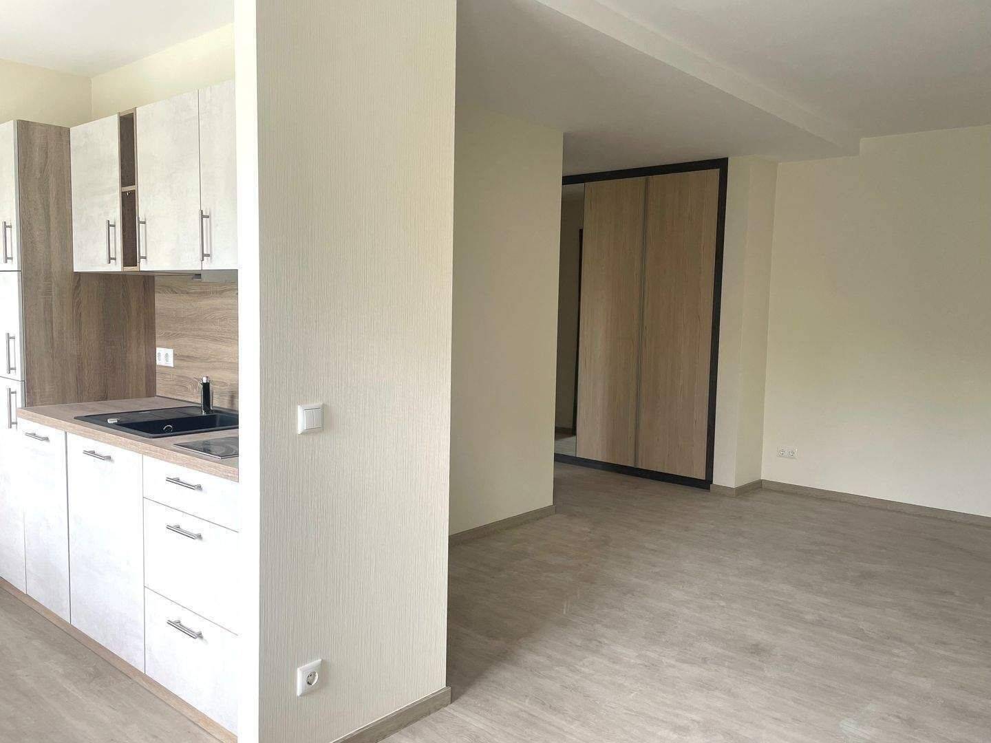 Moderne 2-Raum-Wohnung mit großem Balkon und Einbauküche – ruhig im Grünen gelegen, 3050 Cottbus (Madlow Sachsendorf Spremberger Vorstadt)