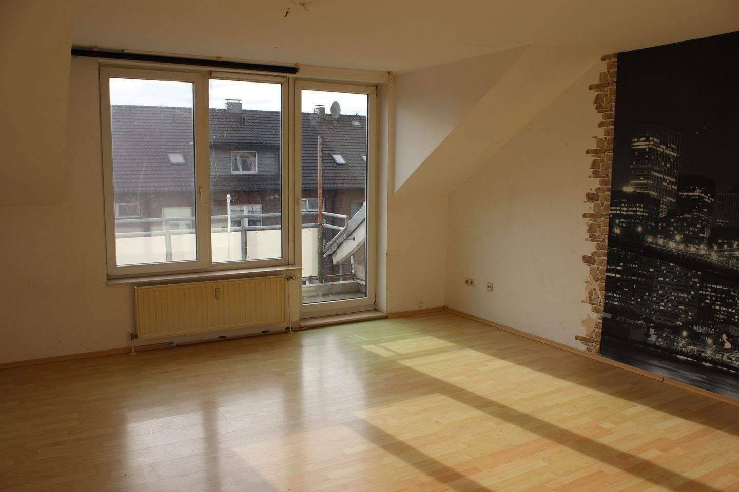 DUISBURG RHEINHAUSEN FRIEMERSHEIM WUNDERSCHÖNE 3 ZKB DACHGESCHOSS-WOHNUNG IN RUHIGER LAGE, 47229 Duisburg (Bergheim Friemersheim Rheinhausen-Mitte)