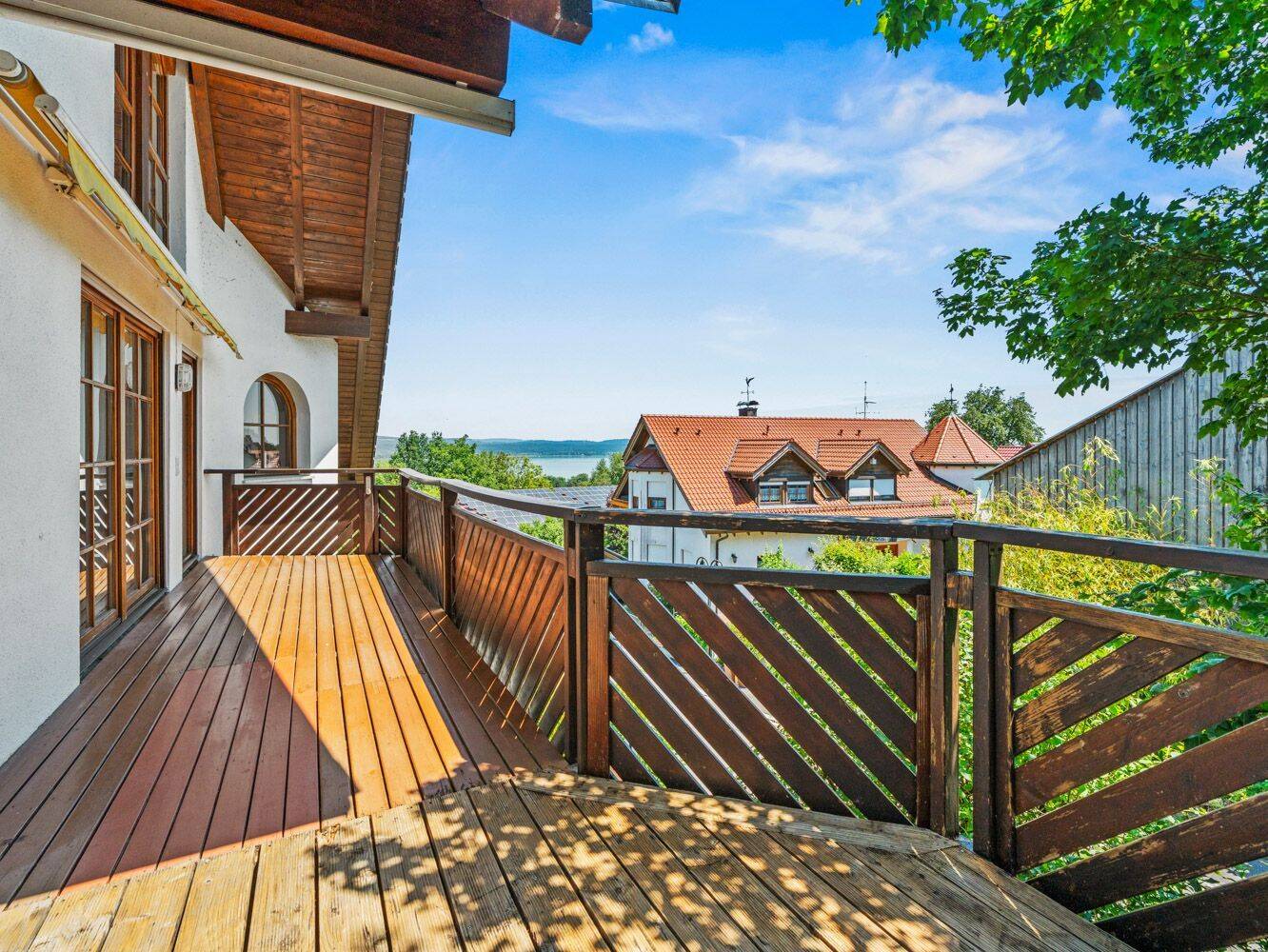 Küss mich wach – Dachgeschosstraum mit Einzelgarage und Stellplatz, 78343 Gaienhofen