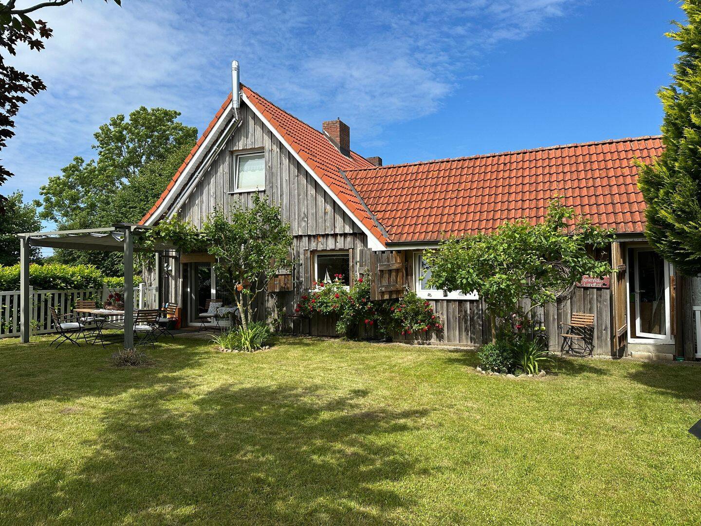 Ansprechendes Einfamilienhaus mit Einliegerwohnung, idyllischem Garten und Carport – Stellplätze in ruhiger Lage, 24257 Schwartbuck