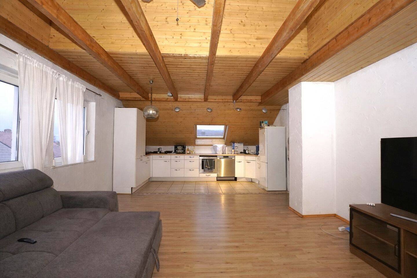 Geräumige 2 Zimmer DG Wohnung, 66862 Kindsbach