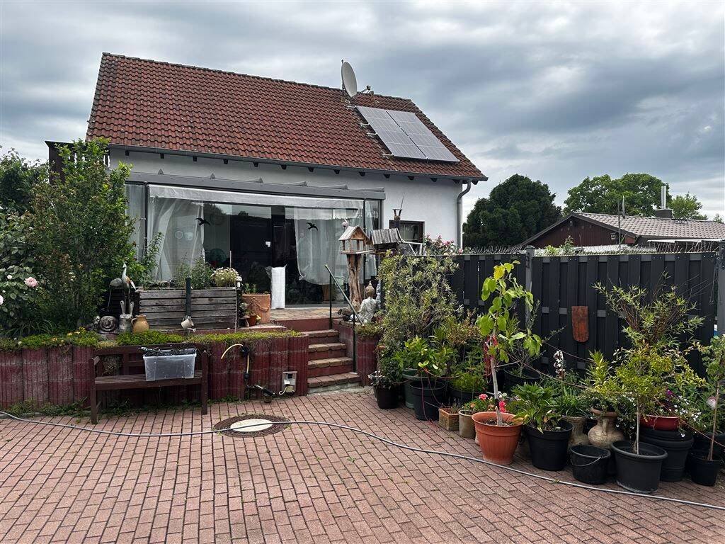 Gemütliches Einfamilienhaus mit 6 Zimmern, Keller , Pool und Wintergarten, 12526 Berlin (Treptow-Köpenick Bohnsdorf Kleingartenanlage Grünbergallee)