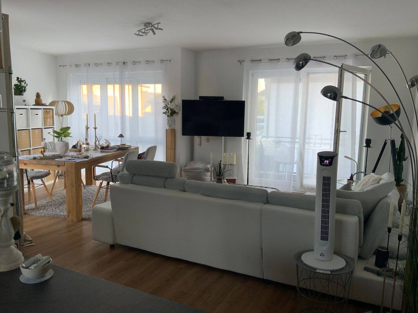 Superschöne 2-Zimmer-Whg. in Wehrheim mit bodentiefen Fenstern, Balkon, 1 x PKW Stellplatz , Nähe REWE Markt, 61273 Wehrheim
