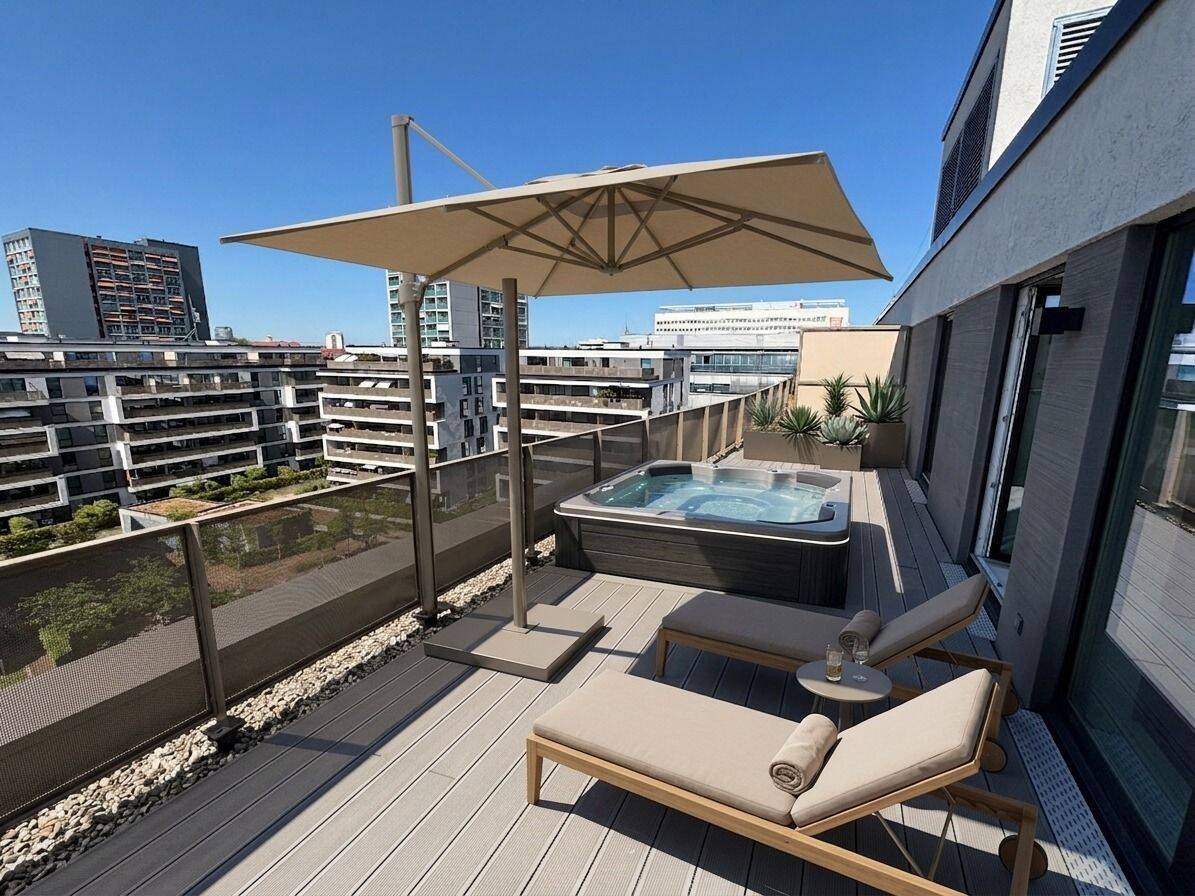 ** Einzug ab Oktober – 4-Zi.-Whg. mit Penthouse-Flair im Stadtzentrum **, 1069 Dresden