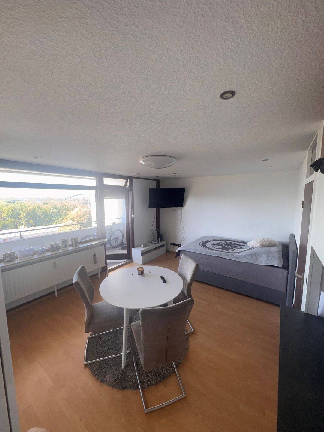 Lichtdurchflutetes Single-Apartment im 8. OG: Vollmöbiliert mit Balkon & Stellplatz, 60528 Frankfurt am Main (Niederrad Sachsenhausen Schwanheim)