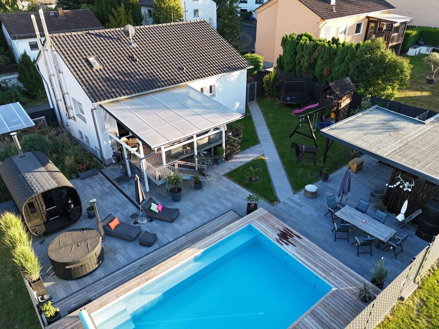 Wohnen wie im Urlaub: Premium-Einfamilienhaus in Wiesenrandlage mit Energieklasse A+ und Wellnessaußenbereich mit Pool & Sauna, 65329 Hohenstein