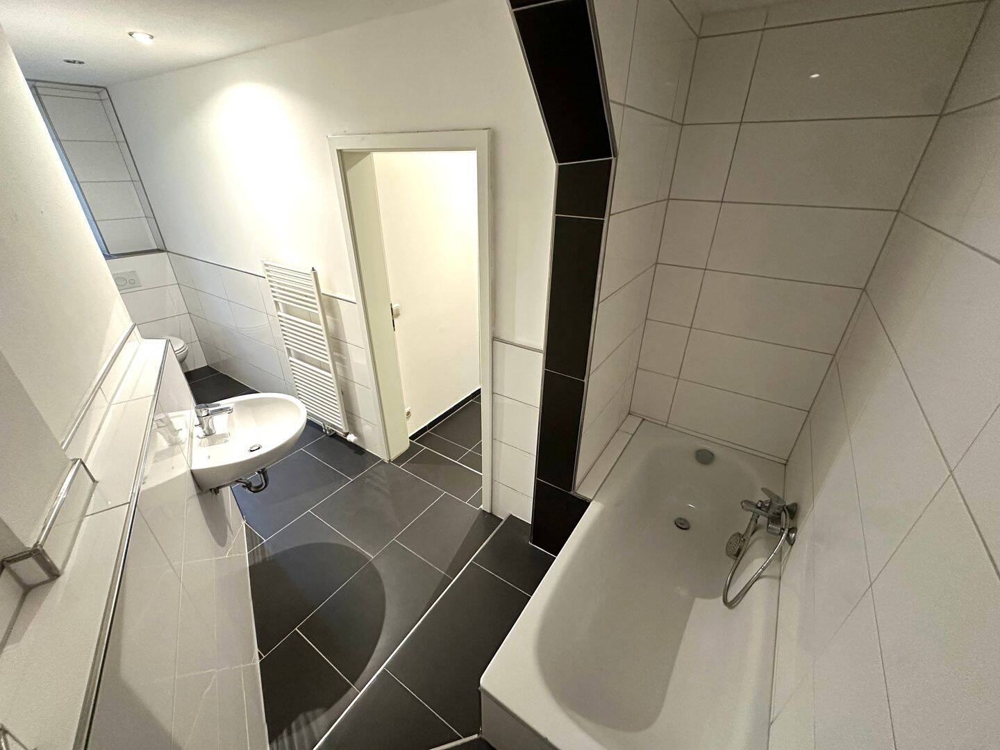 Moderne 3 Zimmer Wohnung mit Wanne in Geraer Ostviertel!, 7546 Gera