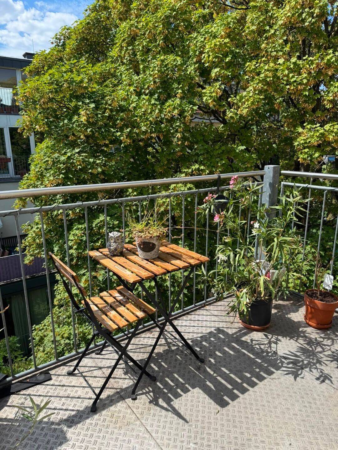Helle 2-Zimmer-Dachgeschosswohnung mit großem Sonnenbalkon nahe Berger Straße, 60316 Frankfurt am Main (Nordend-Ost Nordend-West Ostend)