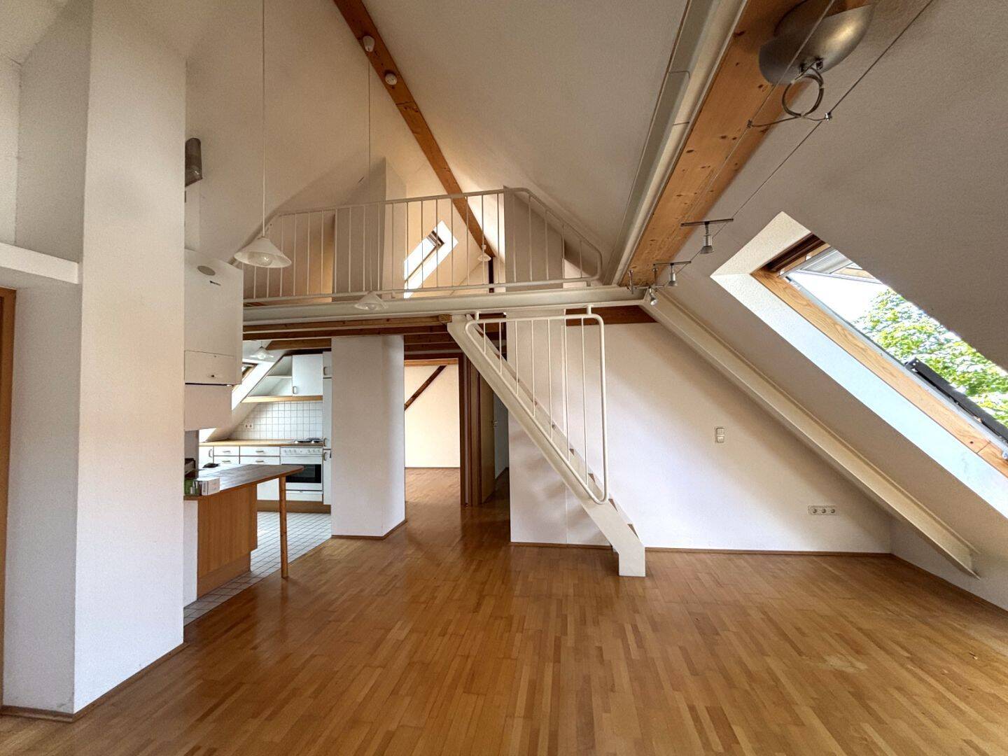 Helle Dachgeschosswohnung in einem Dreifamilienhaus in Neckarau, 68199 Mannheim (Almenhof Neckarau)