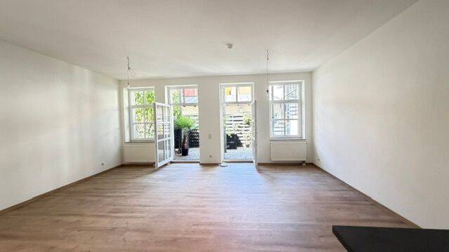 Wie ein kleines Haus ! Herrlich große 2 Zimmer Eigentumswohnung mit eigenem Eingang und Terrasse im Herzen von Schwabach, 91126 Schwabach