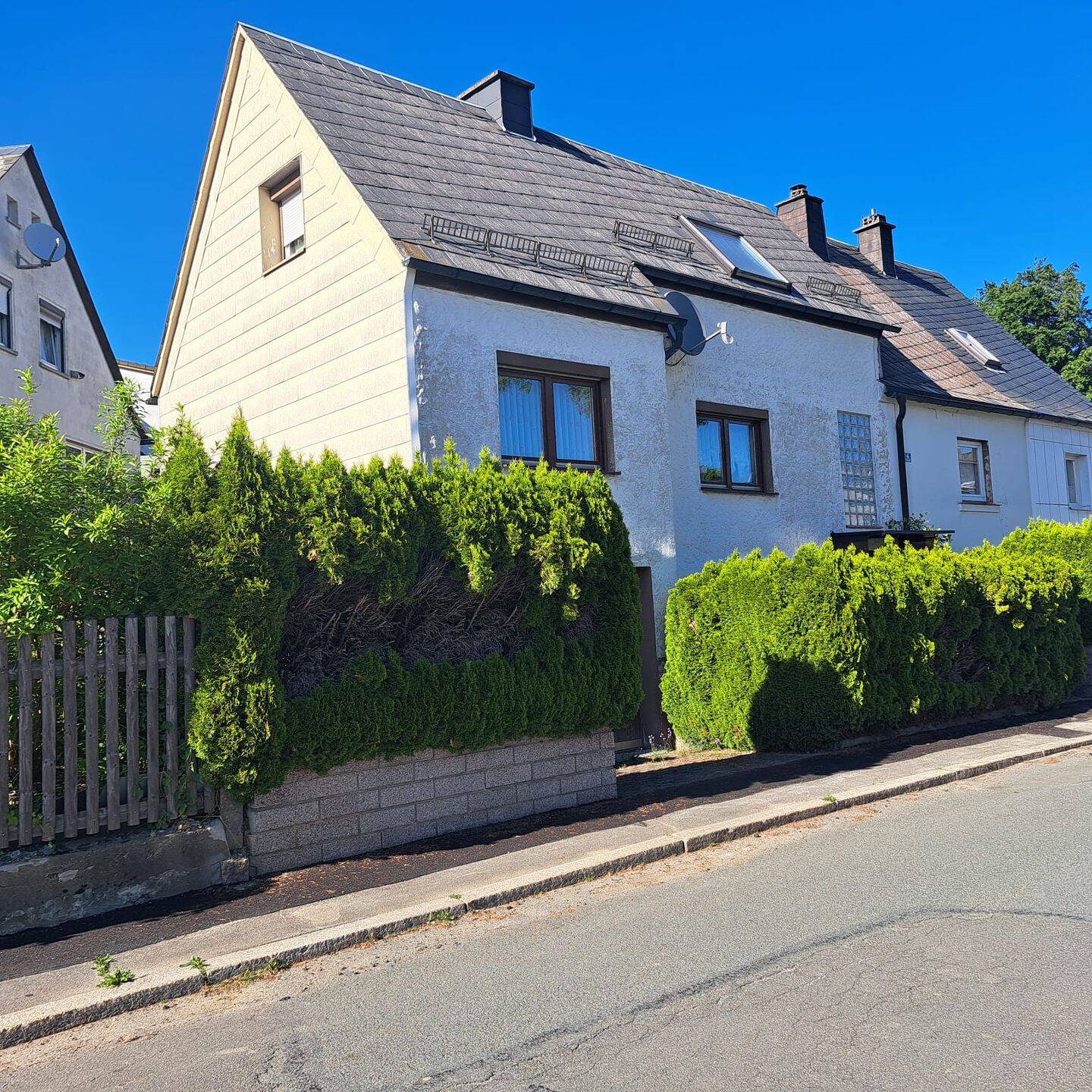 Einfamilienwohnhaus im Frankenwald: Wfl. ca. 150 m² – kl. Garten und Vorgarten, Garage – Schwarzenbach/Wald, 95131 Schwarzenbach a. Wald