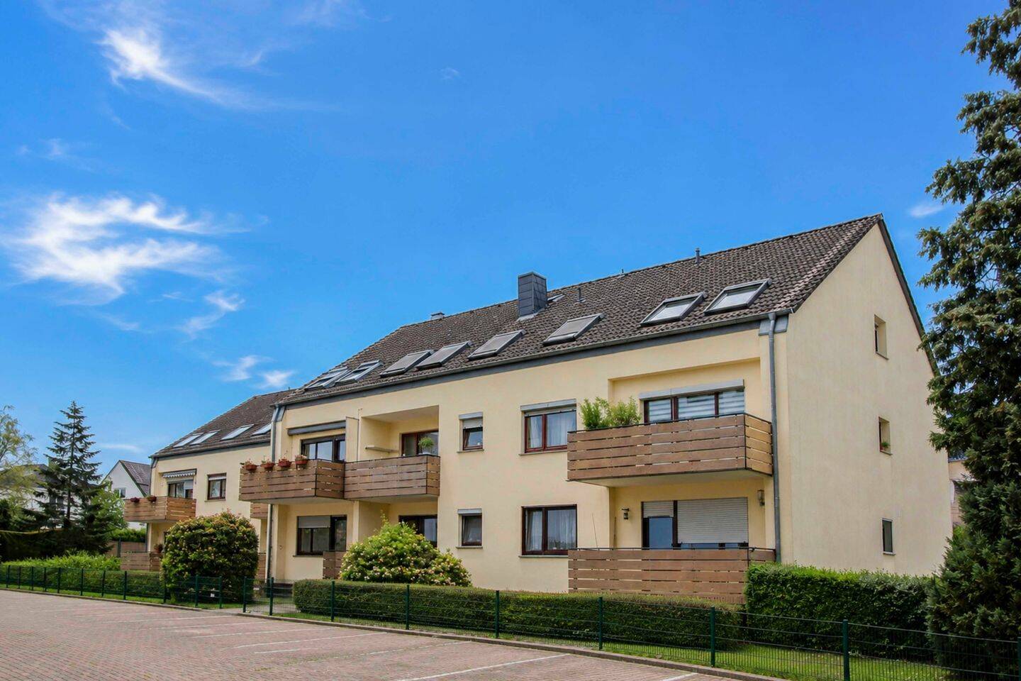 Lichtdurchflutete 3-Zimmer-Dachgeschosswohnung mit Stellplatz in Friedrichsdorf, 61381 Friedrichsdorf