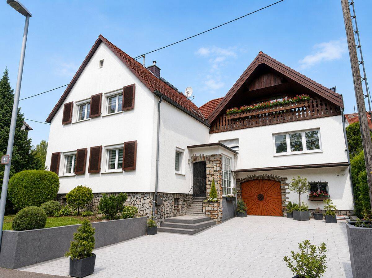 ZWEI HÄUSER AUF EINEM GRUNDSTÜCK! Gepflegtes Ensemble in Wiesbaden-Delkenheim, 65205 Wiesbaden