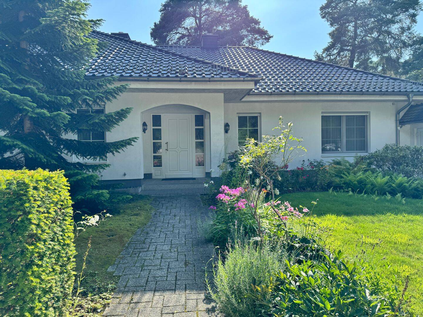 Stilvoller und lichtdurchfluteter Bungalow mit Doppelgarage in Berlin-Schlachtensee