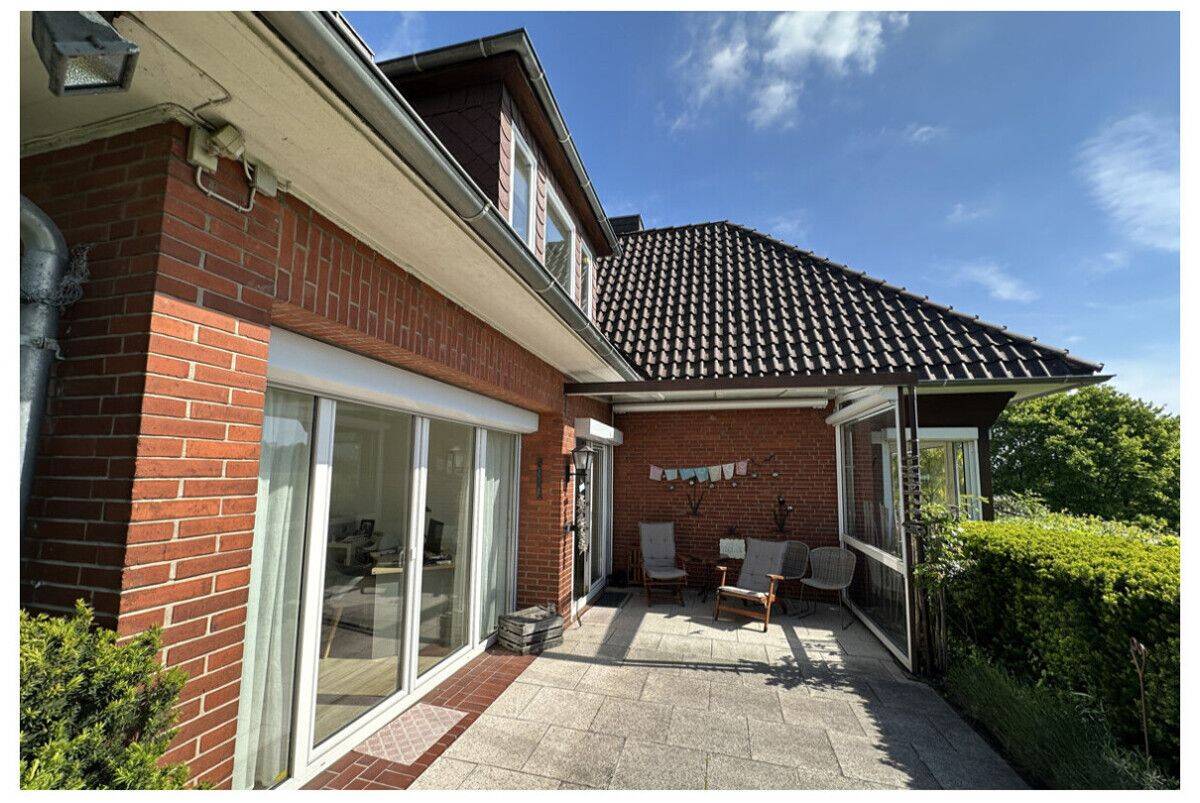 Blick über die Schwingewiesen: Geschmackvolles Einfamilienhaus m. Einliegerwohnung, 21682 Stade