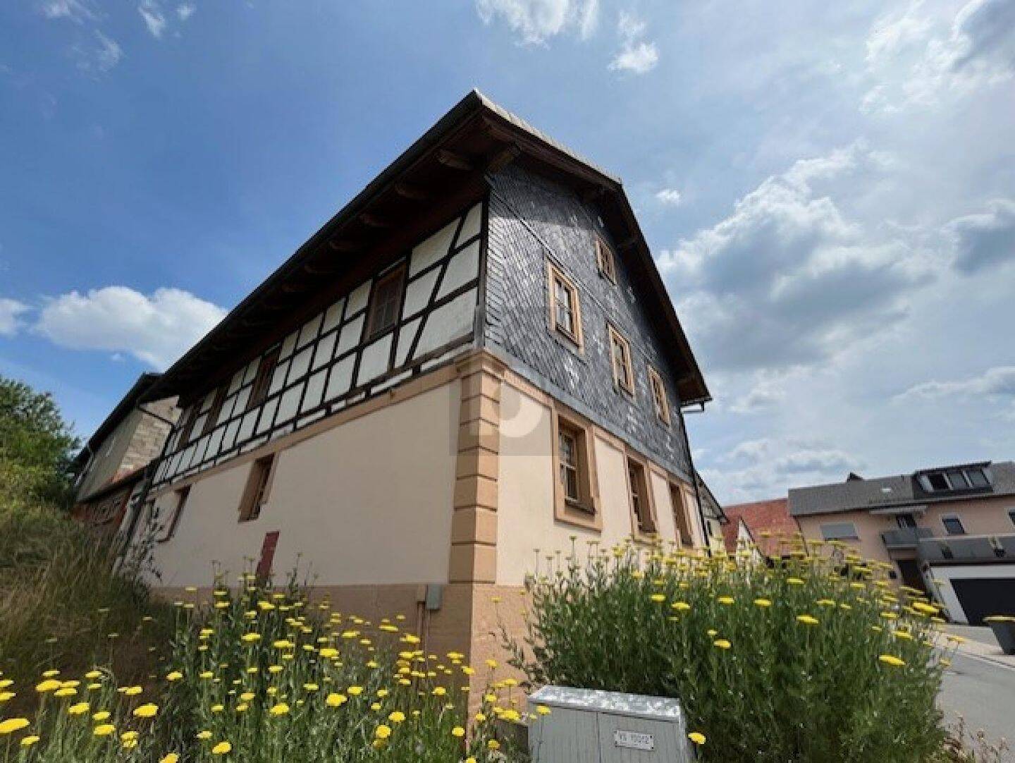 GEMÜTLICH, LÄNDLICH MIT GROßER SCHEUNE, 96145 Seßlach
