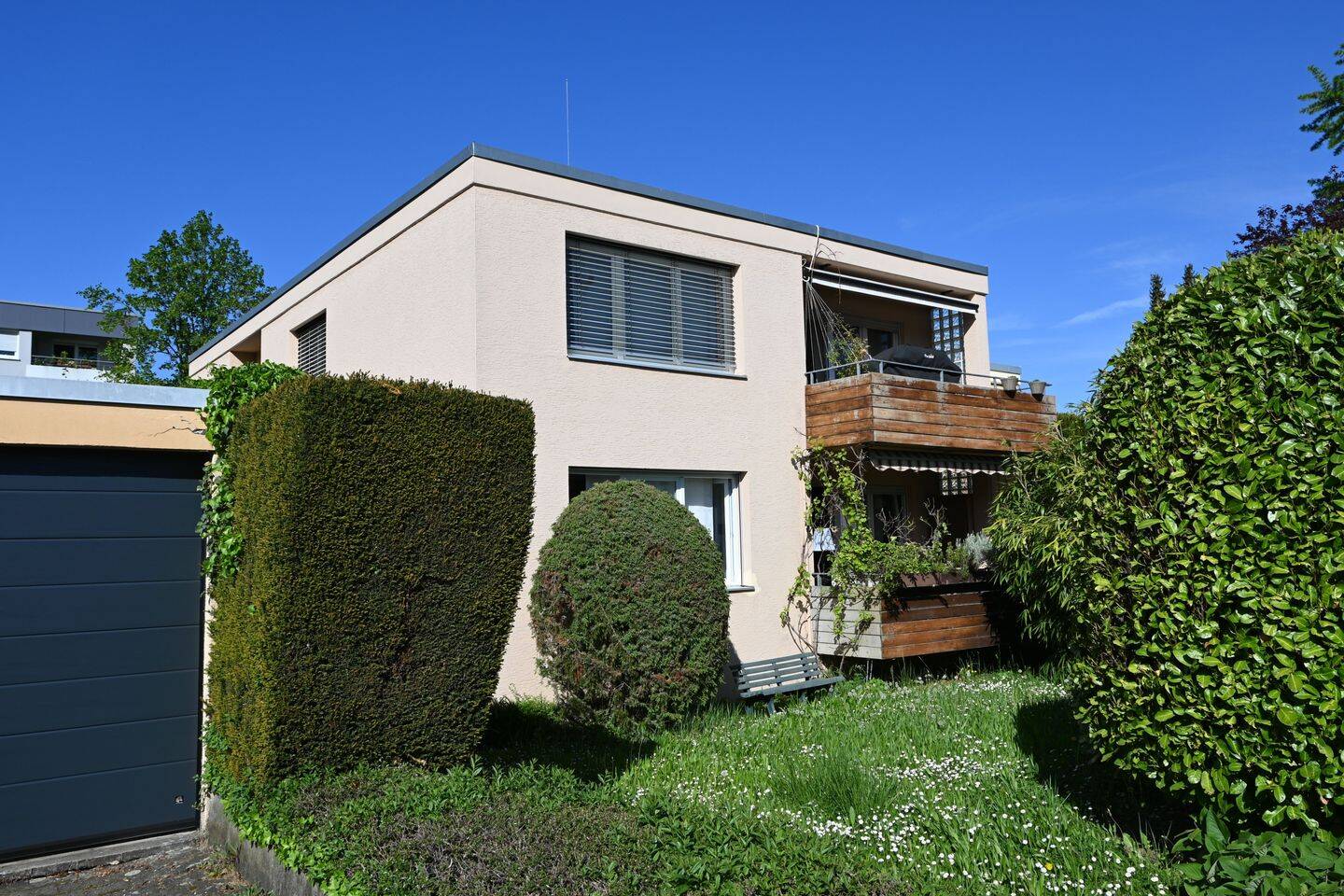Gepflegtes Zweifamilienhaus mit Garten und Doppelgarage in Fellbach, 70734 Fellbach
