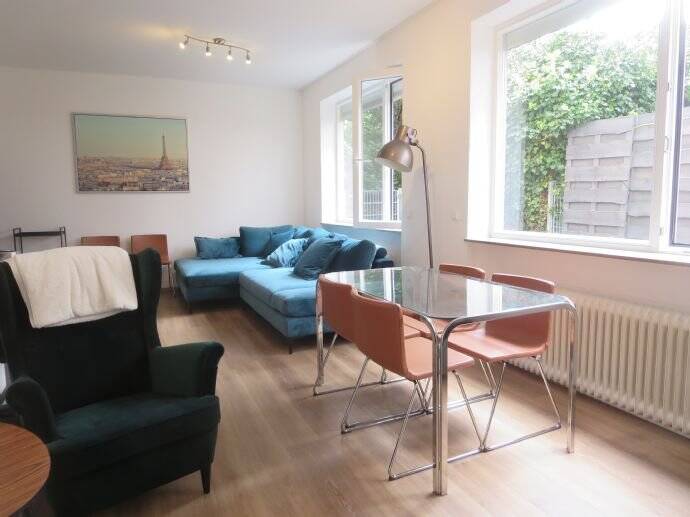 möblierte, aufwendig renovierte 2-Zimmer-Erdgeschoss-Wohnung mit Terrasse in TOP-Lage mit toller Einbauküche (großes Wohn-/Esszimmer, modernes Bad), 70597 Stuttgart (Degerloch Hoffeld Kaltental Möhringen Sonnenberg)