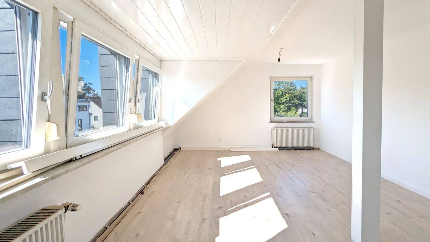 Schicke Dachgeschosswohnung mit Einbauküche in gepflegtem Wohnhaus!, 51145 Köln (Porz Eil Elsdorf Urbach)