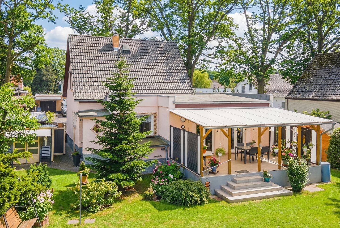 Einfamilienhaus in Schulzendorf – Mit Keller, Einbauküche, Rollläden, Solaranlage, Tiefgarage u.v.m., 15732 Schulzendorf