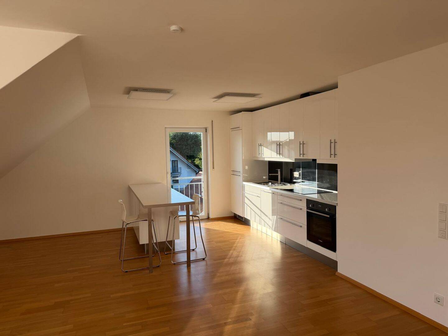 Moderne 2-Zimmer-Dachgeschosswohnung mit Balkon, Garage und Stellplatz in Lenting, 85101 Lenting