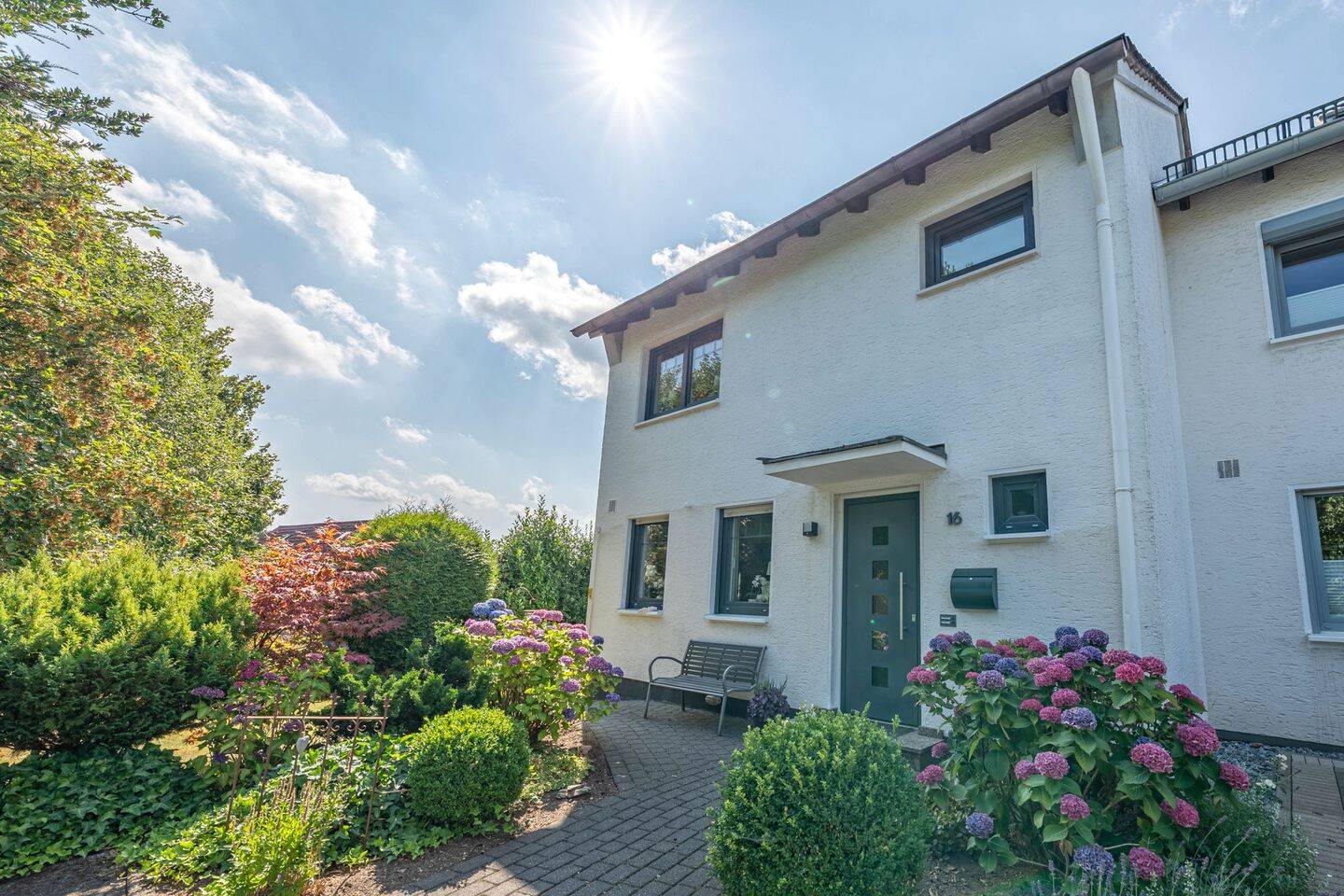 Einziehen. Ankommen. Wohlfühlen. Modernisiertes Reihenendhaus mit grandiosem Weitblick., 58515 Lüdenscheid