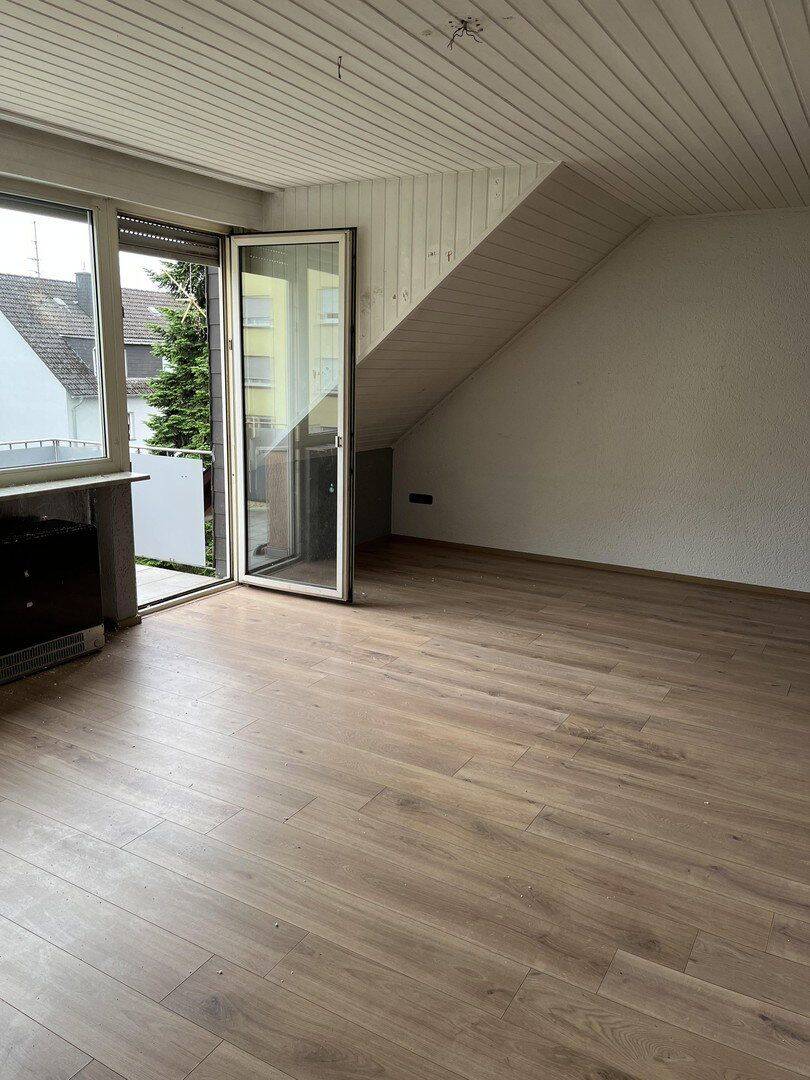 Helle 2-ZKB-Dachgeschosswohnung mit Balkon und Stellplatz in Trier-Pfalzel, 54293 Trier