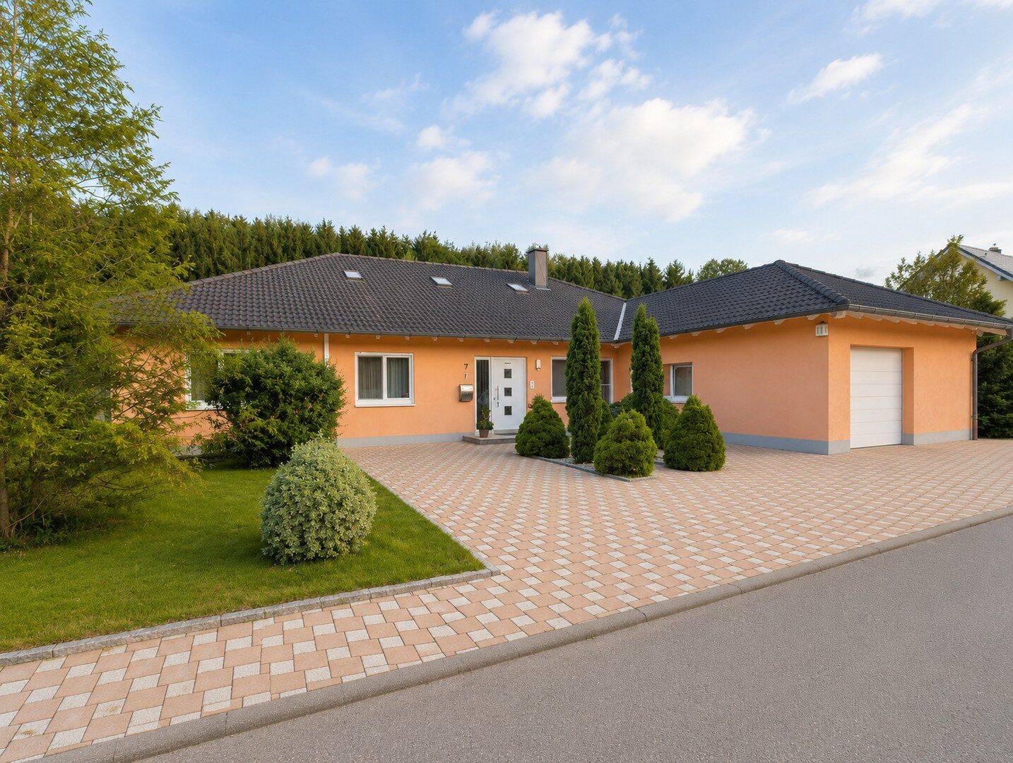 Wohnen und genießen – großzügiger Bungalow mit Pool, Whirlpool und traumhafter Waldrandlage, 88486 Kirchberg an der Iller