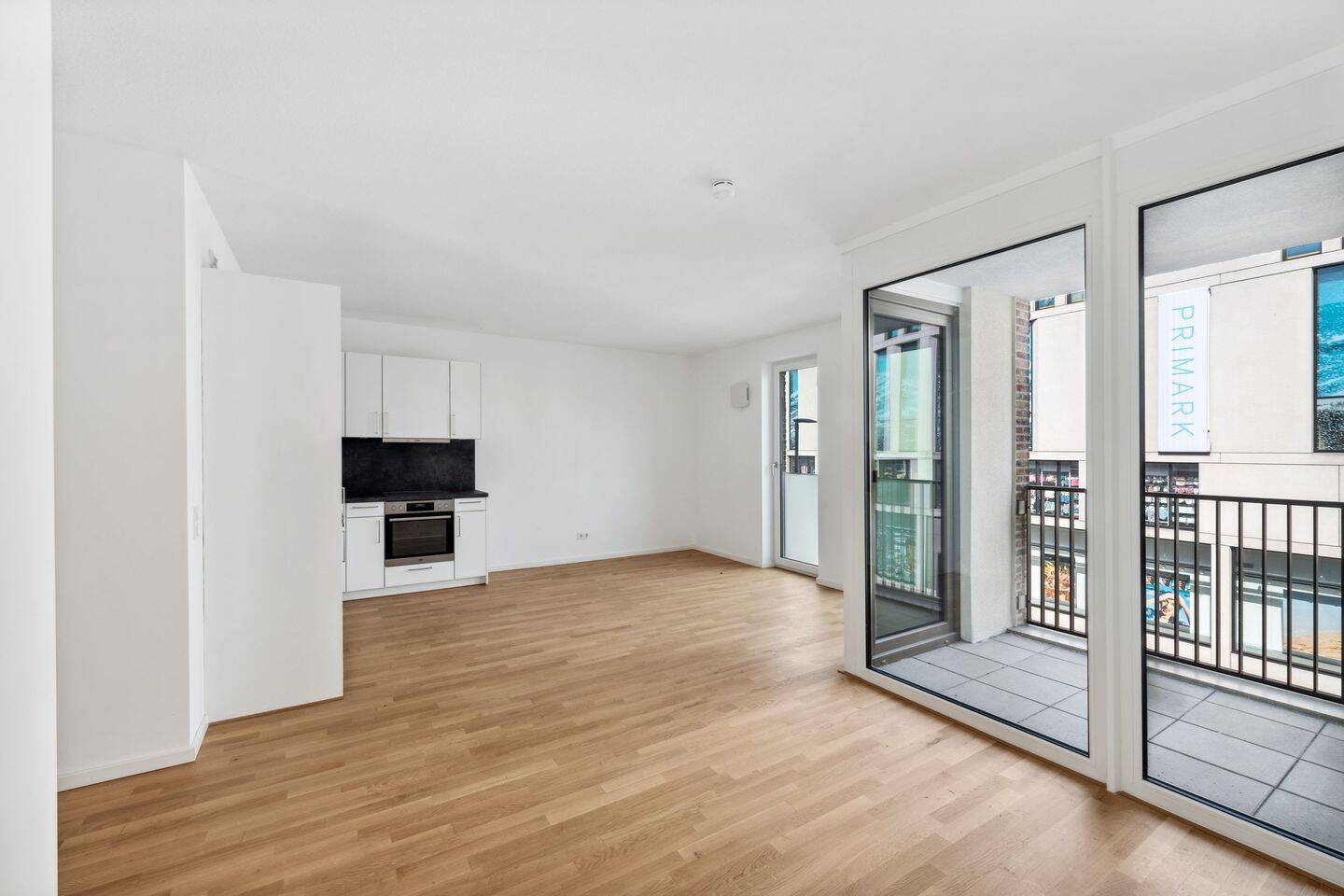 Attraktive 3-Zimmer-Wohnung mit Loggia und Balkon im Zentrum von Kiel, 24103 Kiel (Altstadt Damperhof Exerzierplatz Vorstadt)