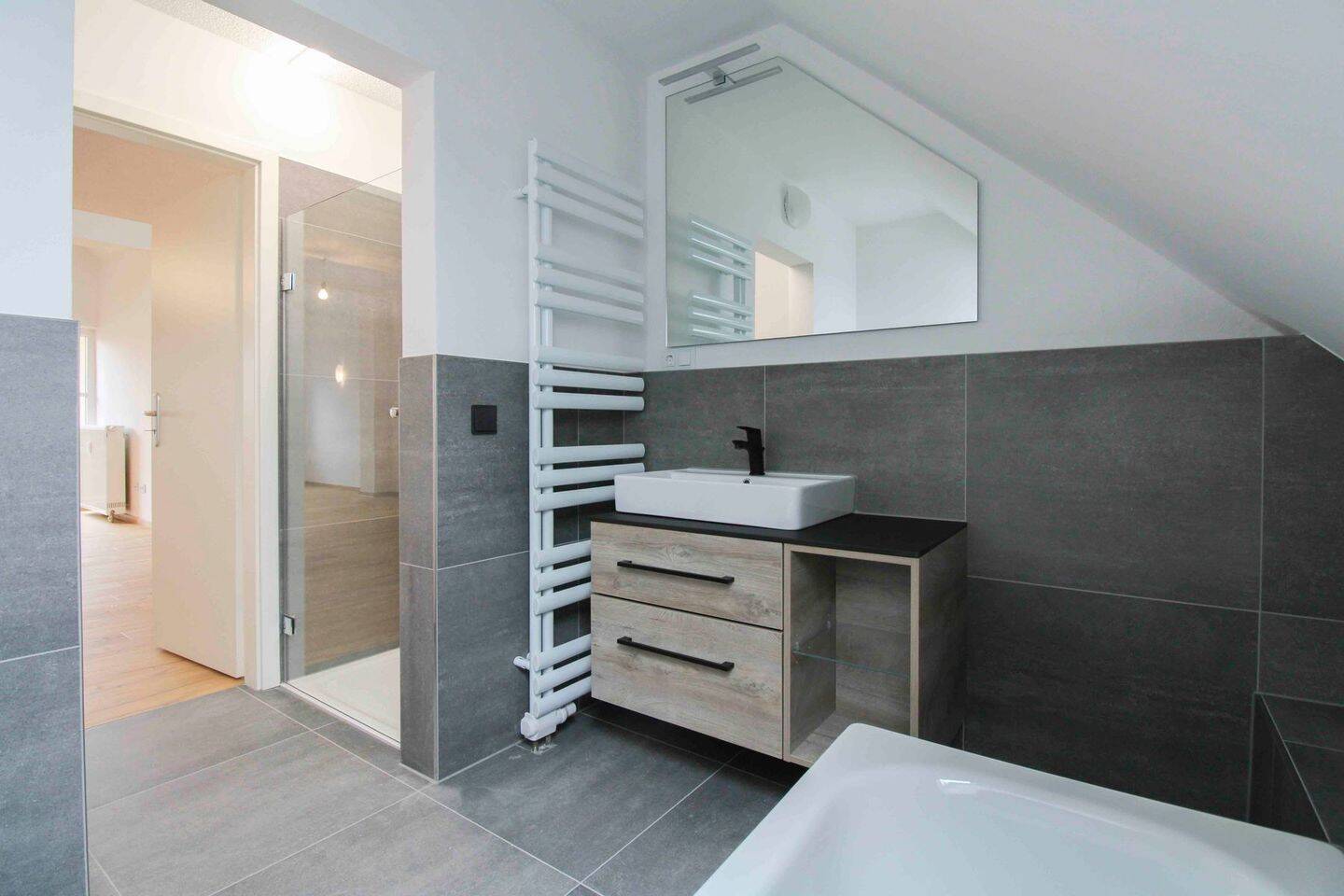 *Bezugsfrei* Moderne Maisonette-Wohnung mit EBK, Galerie und Stellplatz – frisch saniert, 9224 Chemnitz (Grüna Mittelbach)