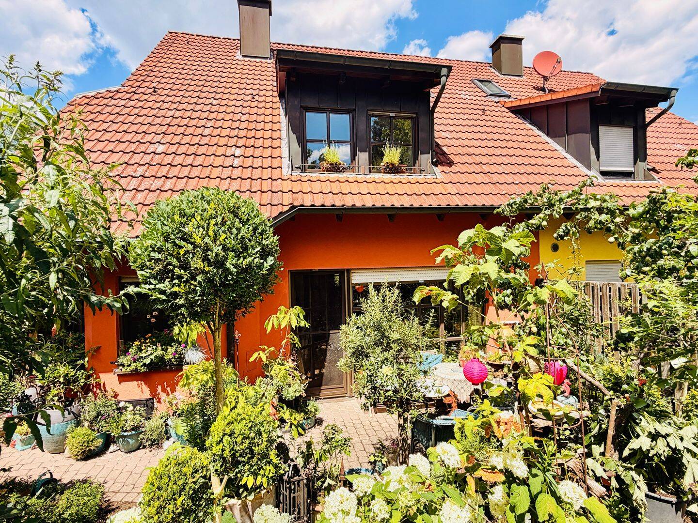 Naturidylle in Stein: Doppelhaushälfte mit Bachblick, Kamin und zwei Terrassen, 90547 Stein