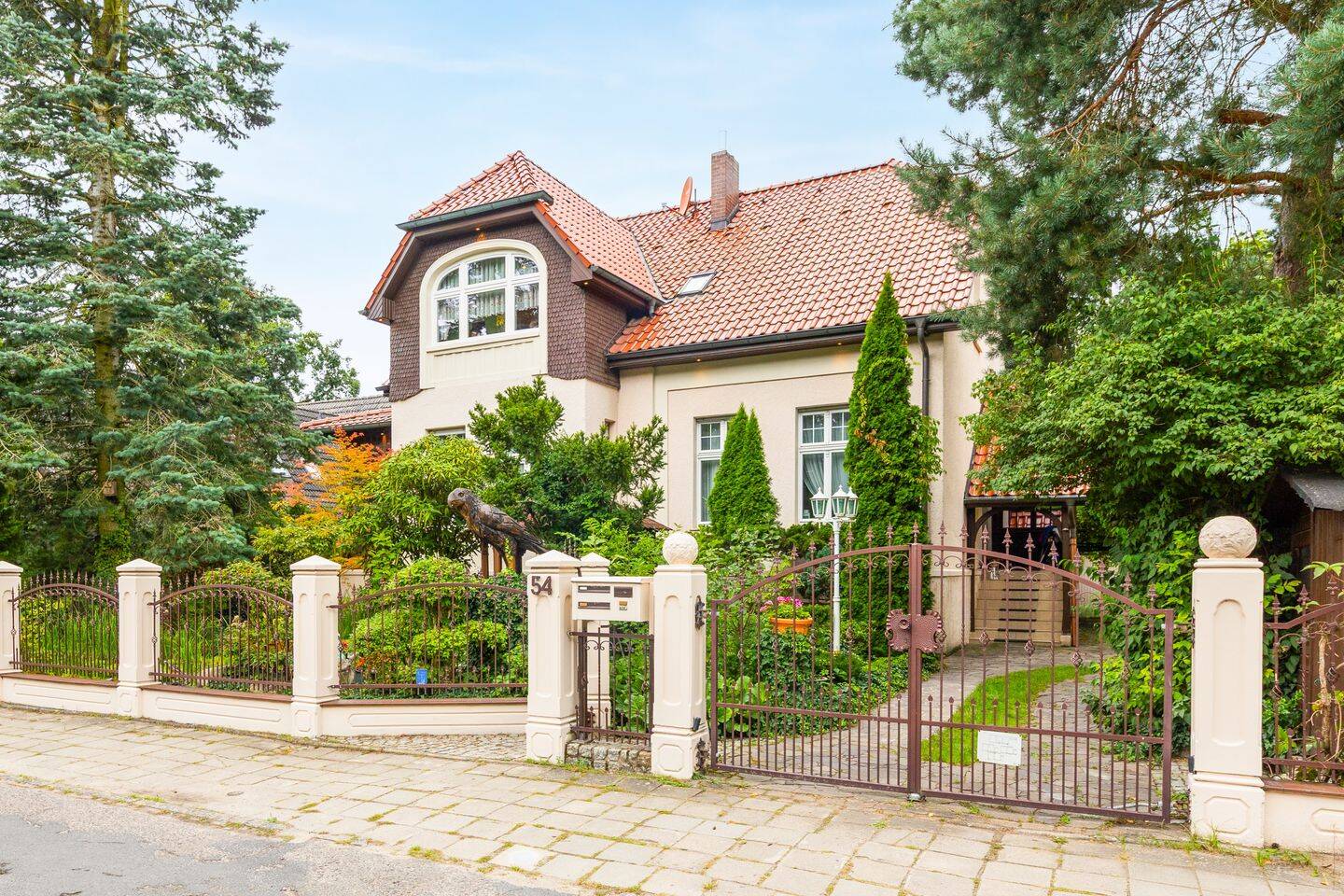 Villa im Gründerzeit-Stil mit Keller, Garage, Saunen, Einbauküchen: Gehdistanz S-Bahnhof Strausberg, 15344 Strausberg