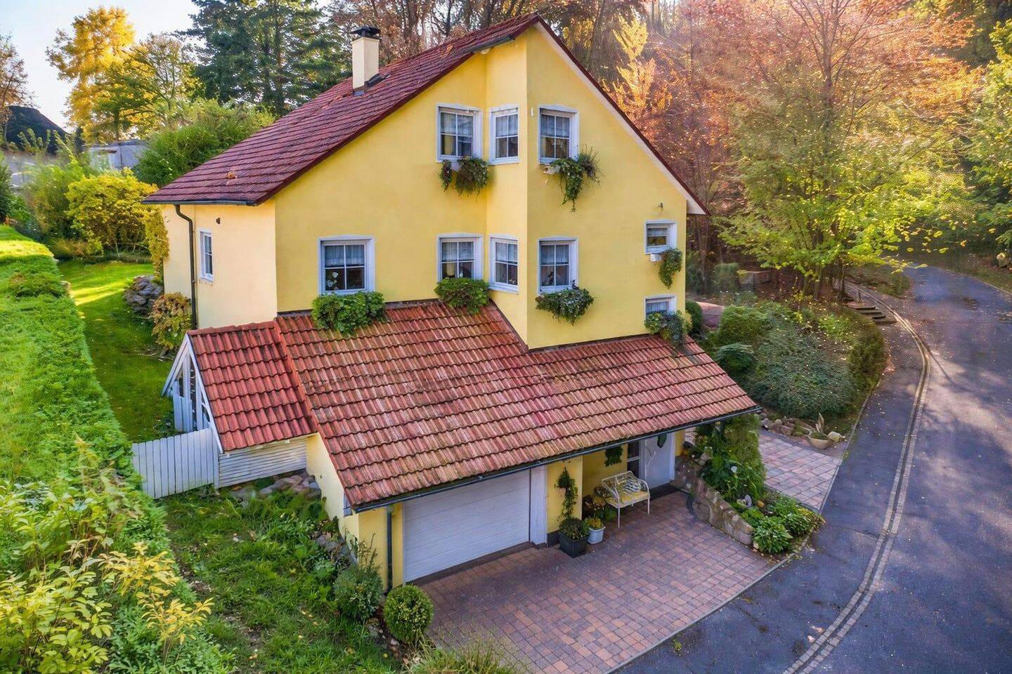 Elegantes Haus mit Vintage Pool und Wasserfall / neue Heizung 2025, 63768 Hösbach