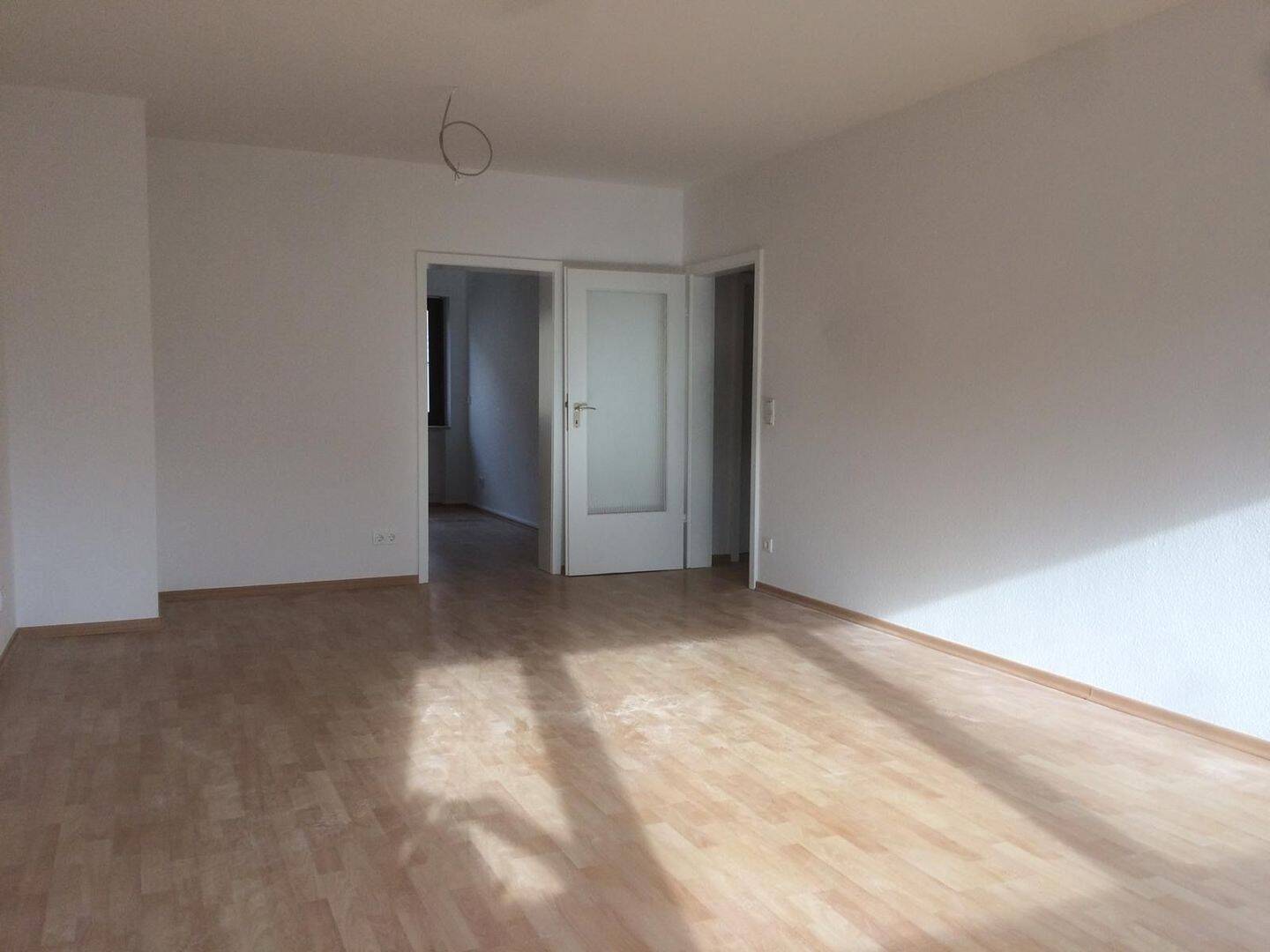 Frisch renovierte 3-Zimmer-Wohnung in Saarbrücken – Erstbezug nach Renovierung – kleinere Hausmeistertätigkeiten gewünscht, 66111 Saarbrücken