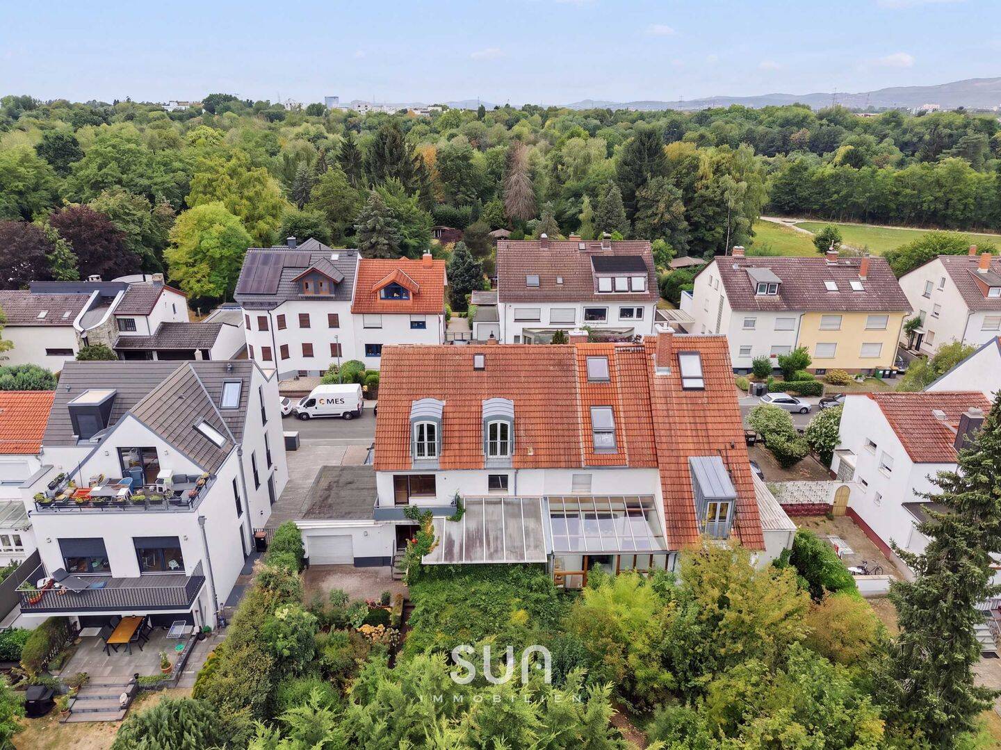 NIDDA VOR DER HAUSTÜR, NIDDAPARK NEBENAN – Grosse DHH mit 630 m² Grundstück in Frankfurt-Praunheim, 60488 Frankfurt am Main (Hausen Praunheim Rödelheim)