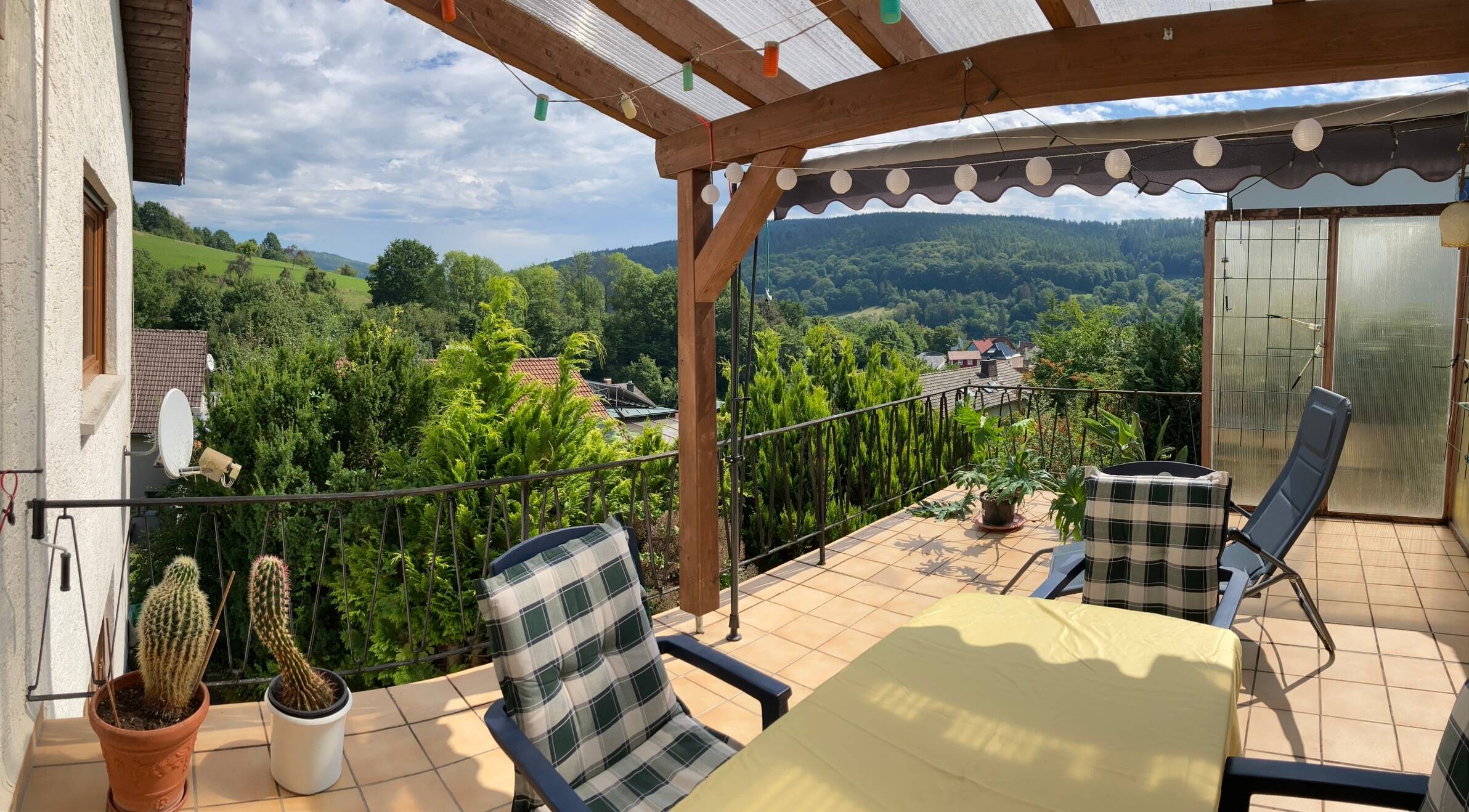 Wohnen wie im eigenen Bungalow – Frisch sanierte Erdgeschosswohnung mit Dachterrasse, 97769 Bad Brückenau