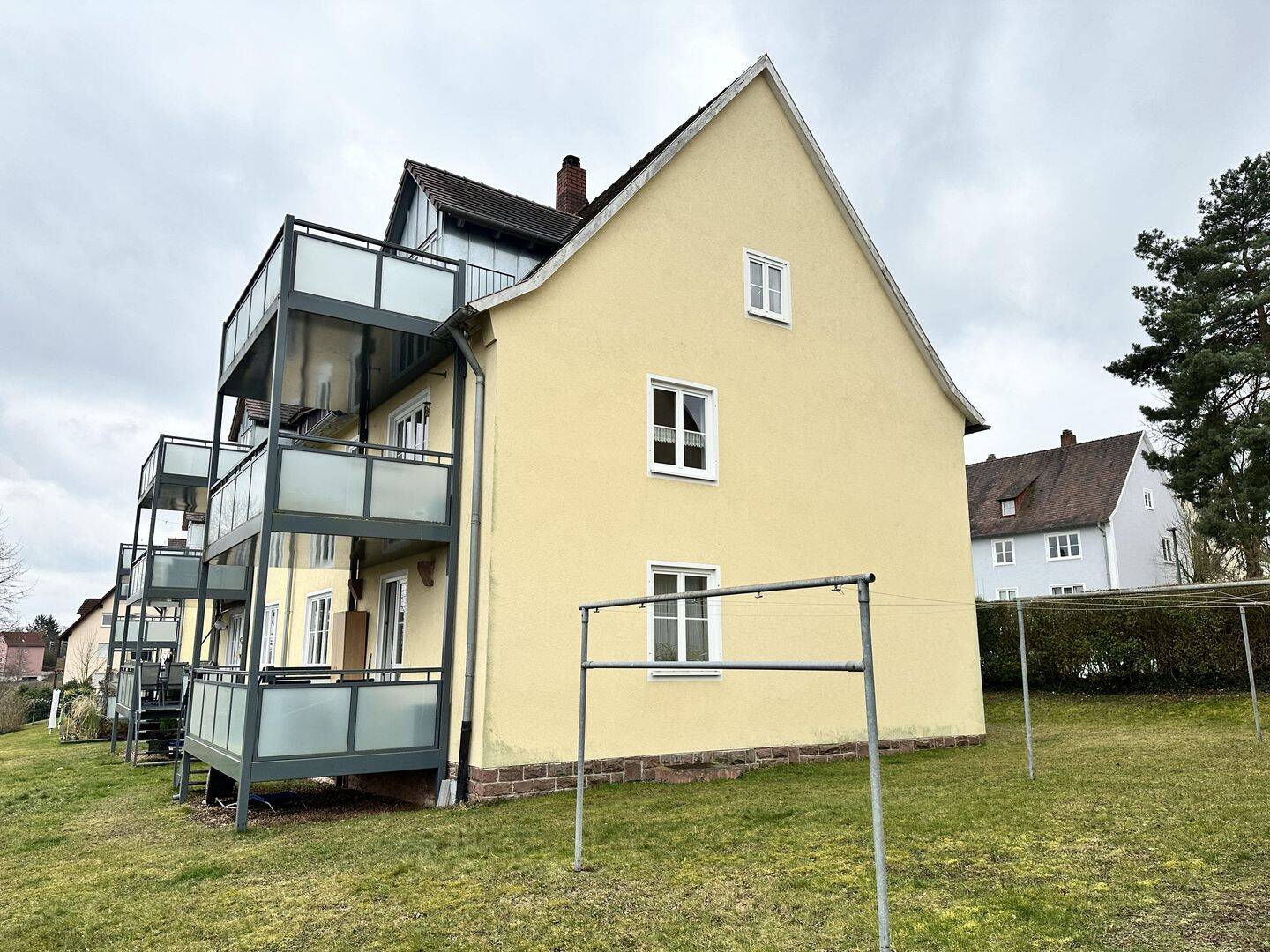 Wohnen mit Aussicht: Helle 2-Zimmer-Wohnung mit großem Balkon und Burgblick, 97877 Wertheim