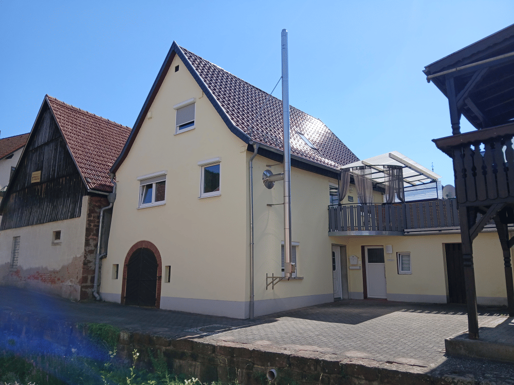 Charmantes kernsaniertes Einfamilienhaus mit großer Terrasse, 63937 Weilbach