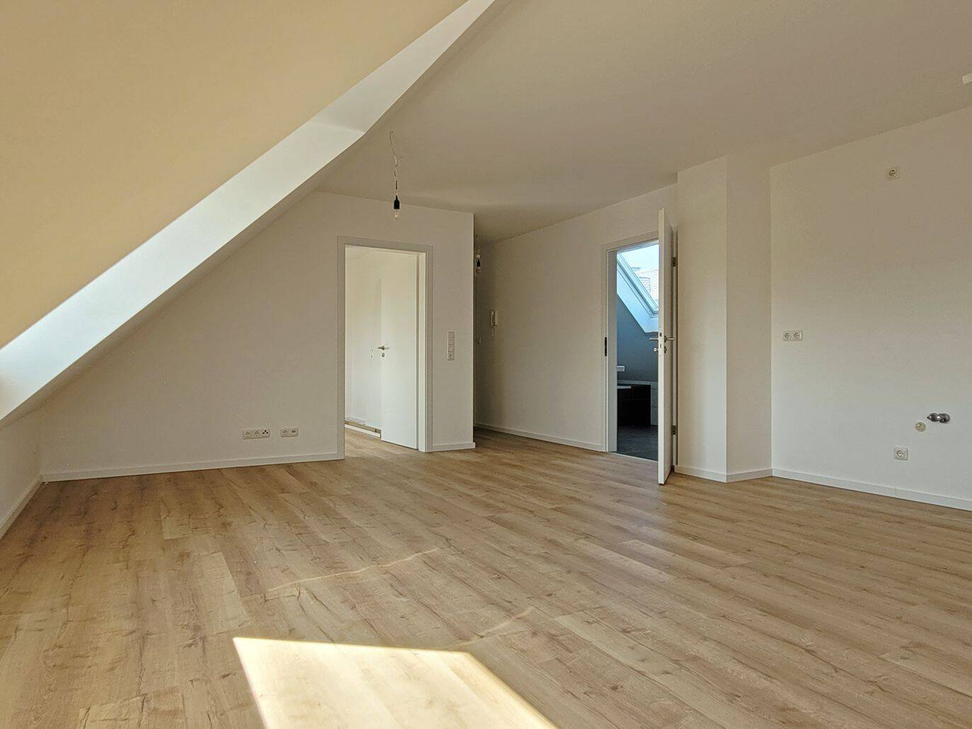 MANNELLA *Größer als man denkt* Frisch renovierte Dachgeschosswohnung in zentraler Lage von Spich, 53842 Troisdorf