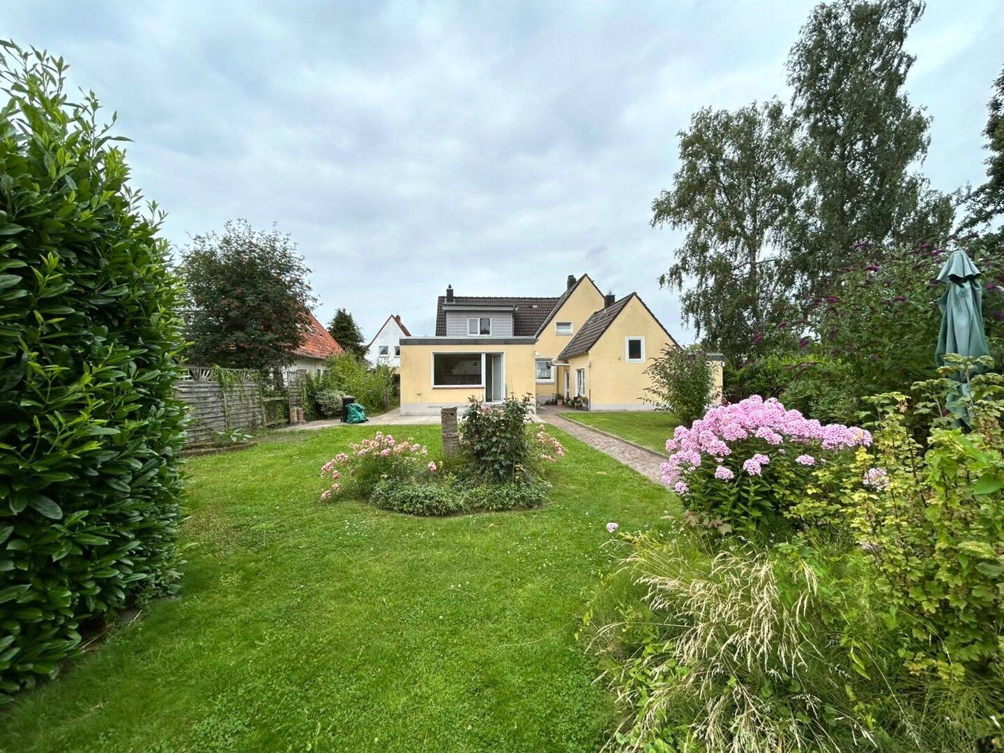 Wohnen wie im Haus: 3,5 Zimmer mit Terrasse und Garten in Groden, 27472 Cuxhaven