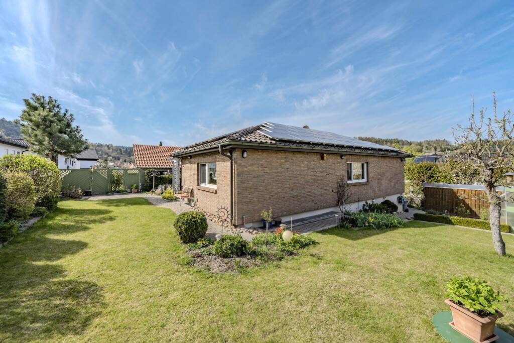 Gepflegter Bungalow mit Einliegerwohnung und schönem Garten in ruhiger Lage, 71263 Weil der Stadt